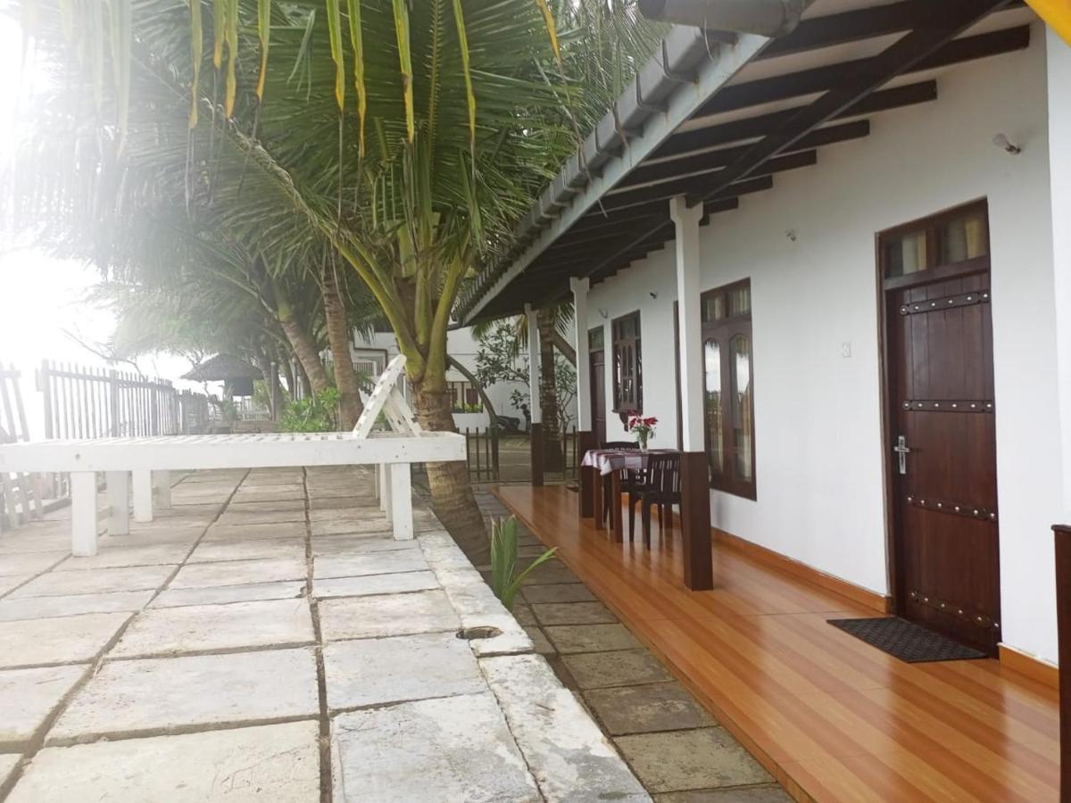 Rainbow Surf Beach Hotel Koggala Ngoại thất bức ảnh