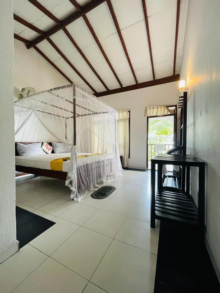 Rainbow Surf Beach Hotel Koggala Ngoại thất bức ảnh