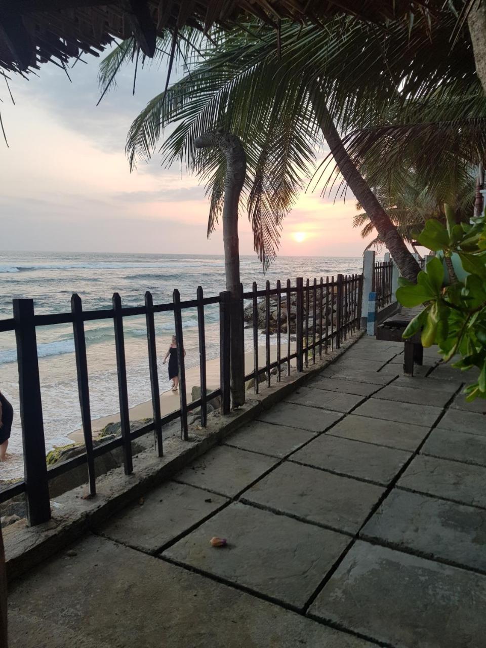 Rainbow Surf Beach Hotel Koggala Ngoại thất bức ảnh